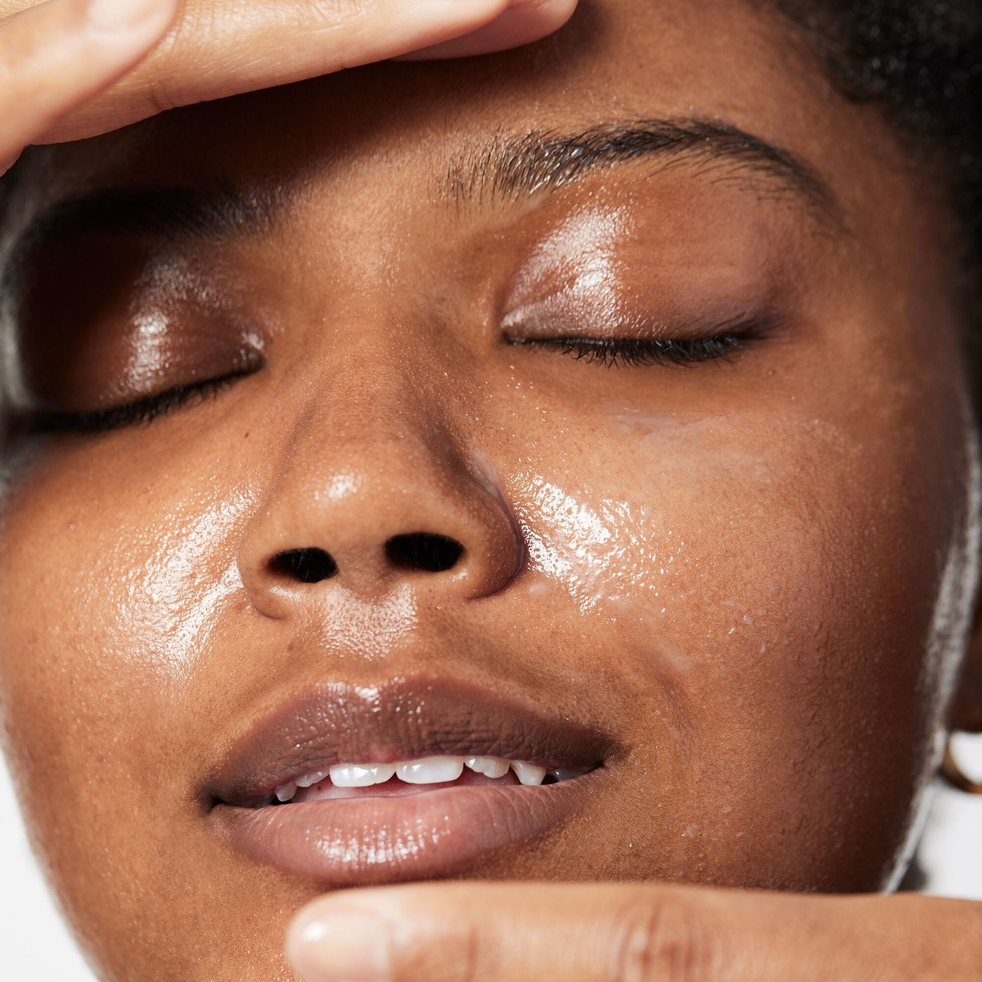 holy-hydration-makeup-melting-cleansing-balm-x7 040822_Model_HH-Cleansingbalm_044_RT2-V1_IGF_6a40ae53-ccc2-4a83-9d08-7c99f2dc2b4b.jpg
