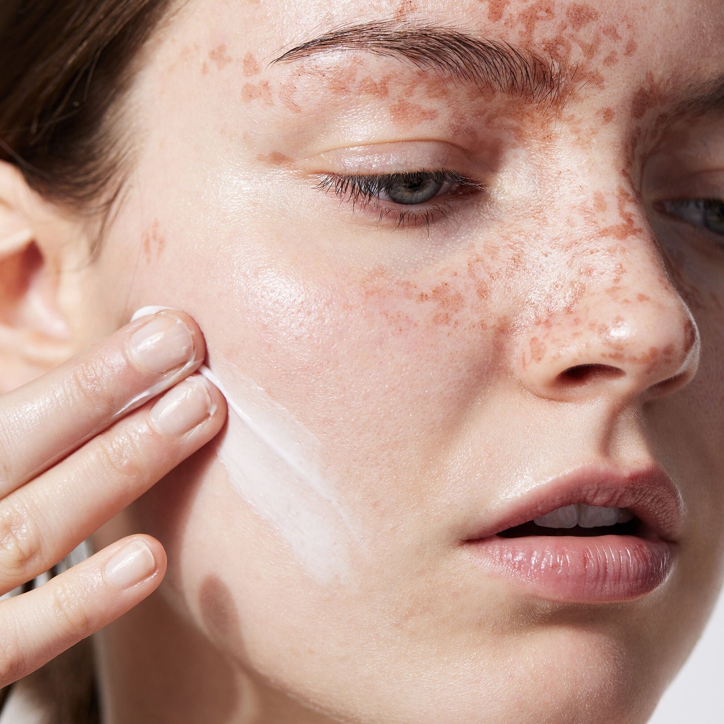 holy-hydration-face-cream-l5 040822_Model_HH-FaceCream_091_RT2-V1_IGF_38740f4c-997d-4161-a3bd-3457855e993f.jpg