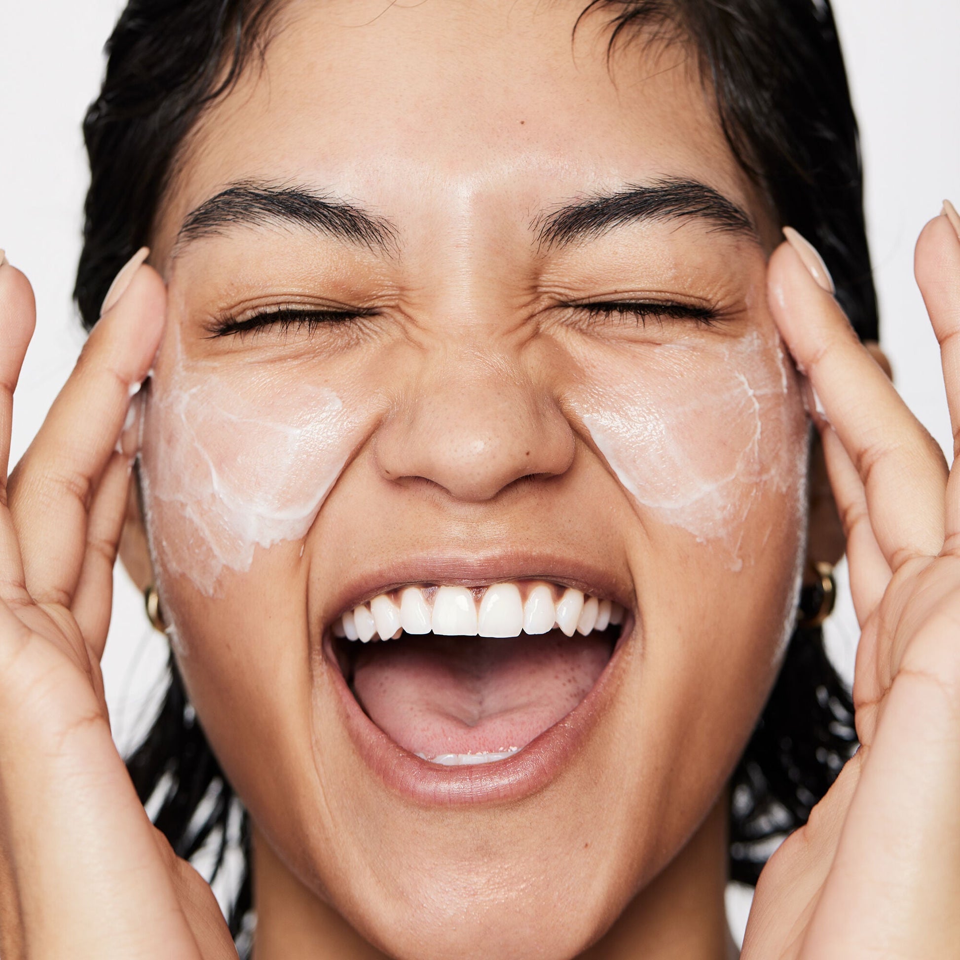 pure-skin-moisturizer-r4 040822_Model_Pure-Moisturizer_200_RT2-V1_RGB040822_Model_Pure-Moisturizer_200_RT2-V1_V1_IGF.jpg