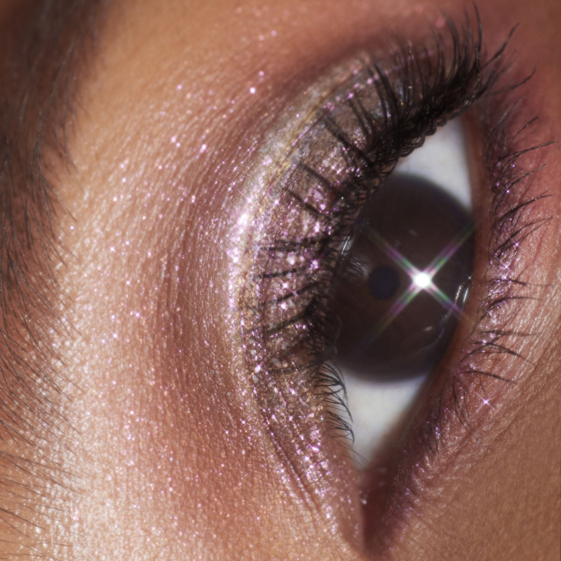 duochrome-liquid-eyeshadow-l7 061223_Chi_SparkPink_0023_FINAL_RGB_IGF.jpg