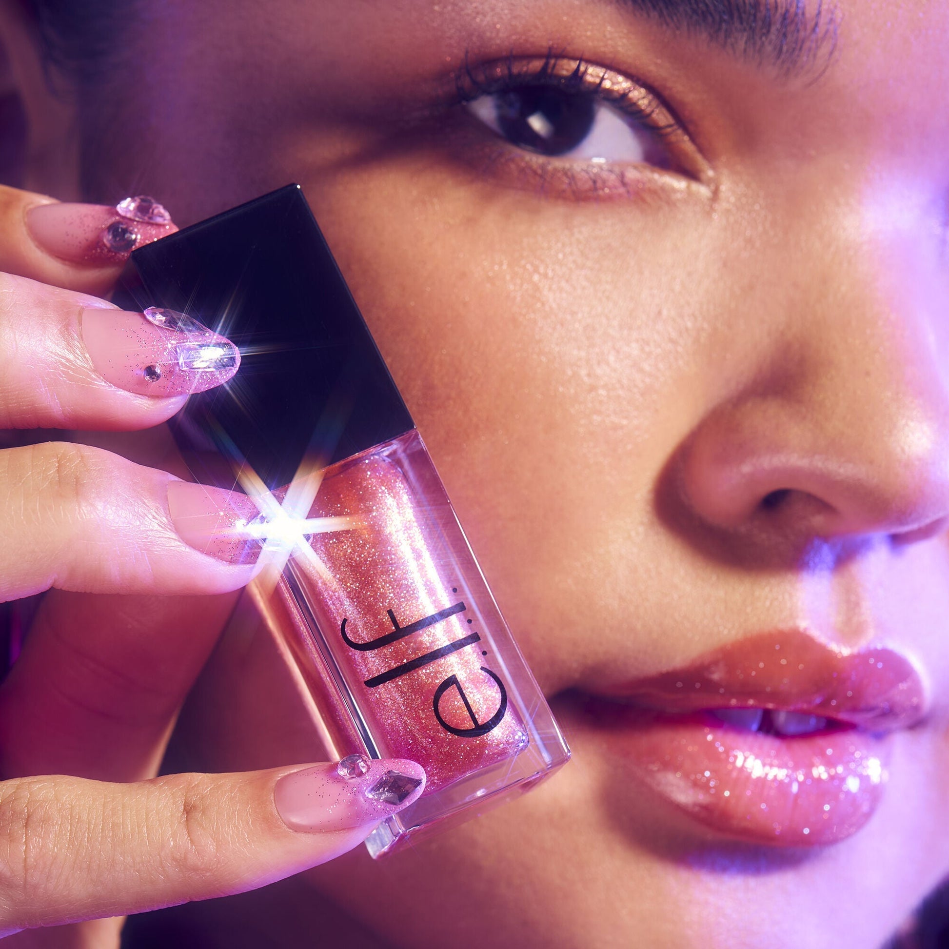 glow-reviver-plumping-lip-oil-m5 072225_Breanna_LipPlump_0391_2000x2000_0613e084-a418-44f9-b40d-c461b7a4b6db.jpg