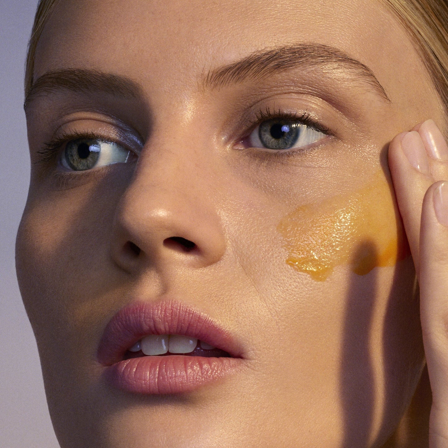 youth-boosting-advanced-night-retinoid-serum-regular-c8 080222_Florence_ANR_0403_IGF_V2.jpg