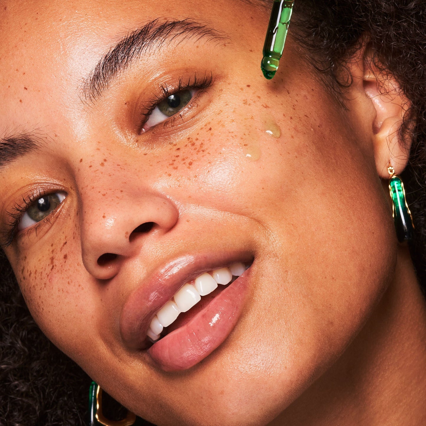 plz-clarify-facial-oil-w3 100924_SKIN_Drew_PlzC_App_005_v1_RGB_IGF.jpg