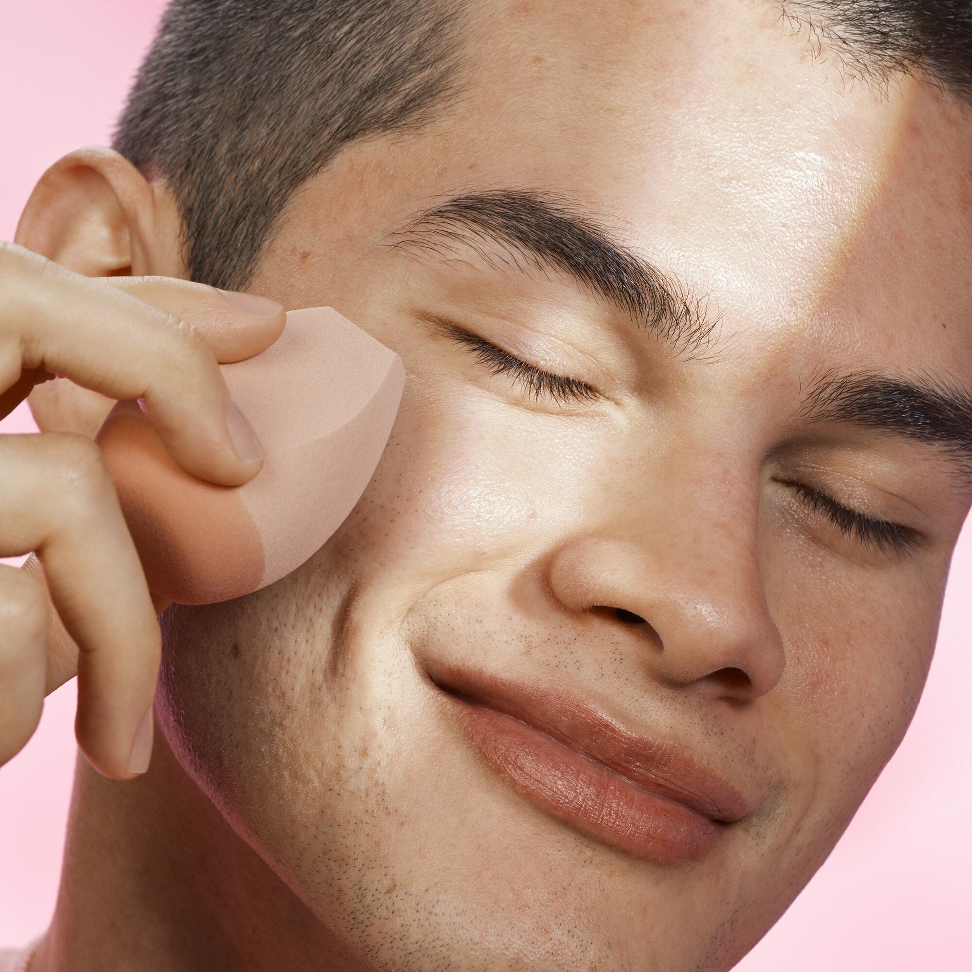 halo-glow-angled-silicone-face-sponge-r8 102124_HGST_Alfredo_Application_0134_v2_RGB_IGF.jpg