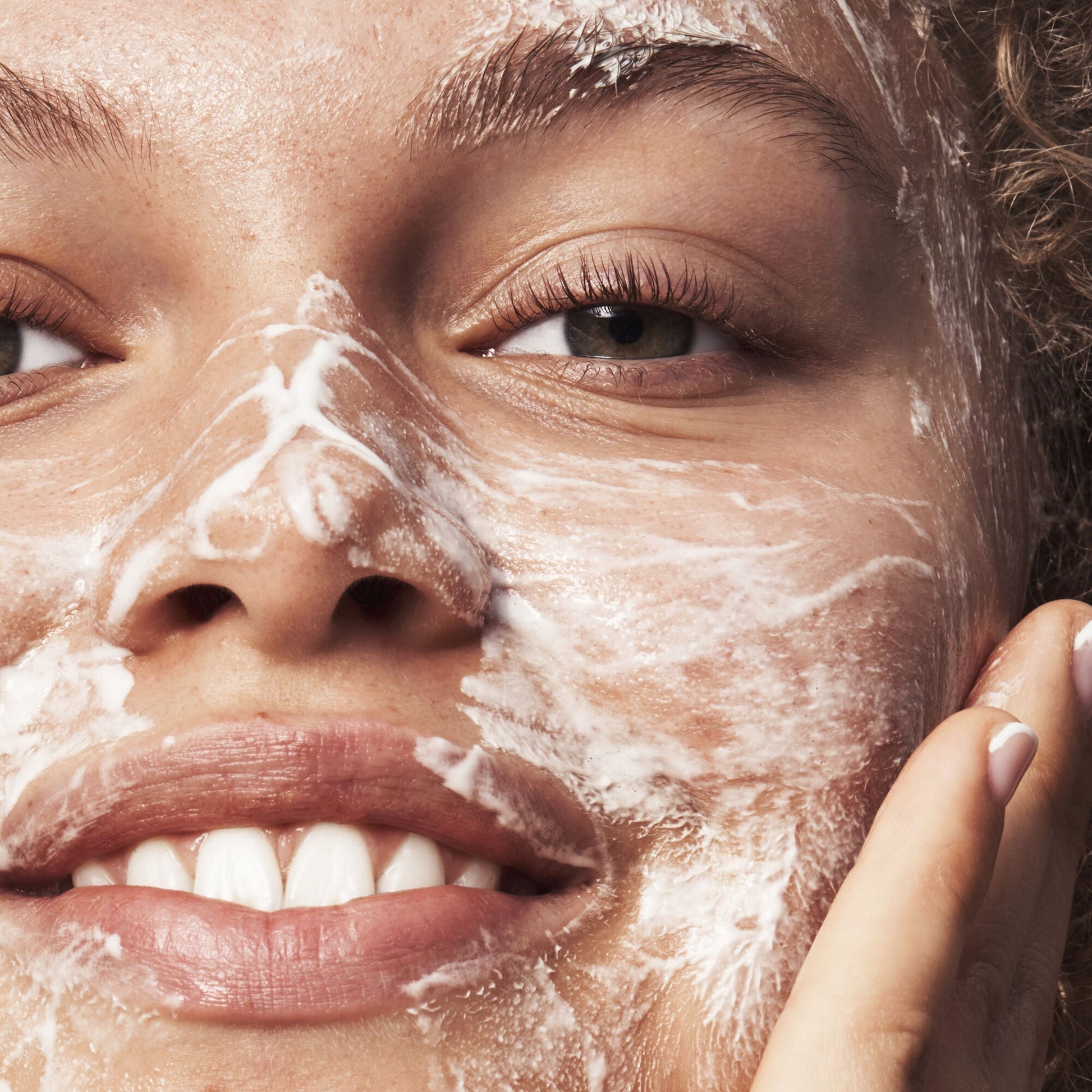 blemish-breakthrough-acne-clarifying-cleanser-t1 121321_Marley-Acne-Regimen_0117_FINAL_IGF.jpg