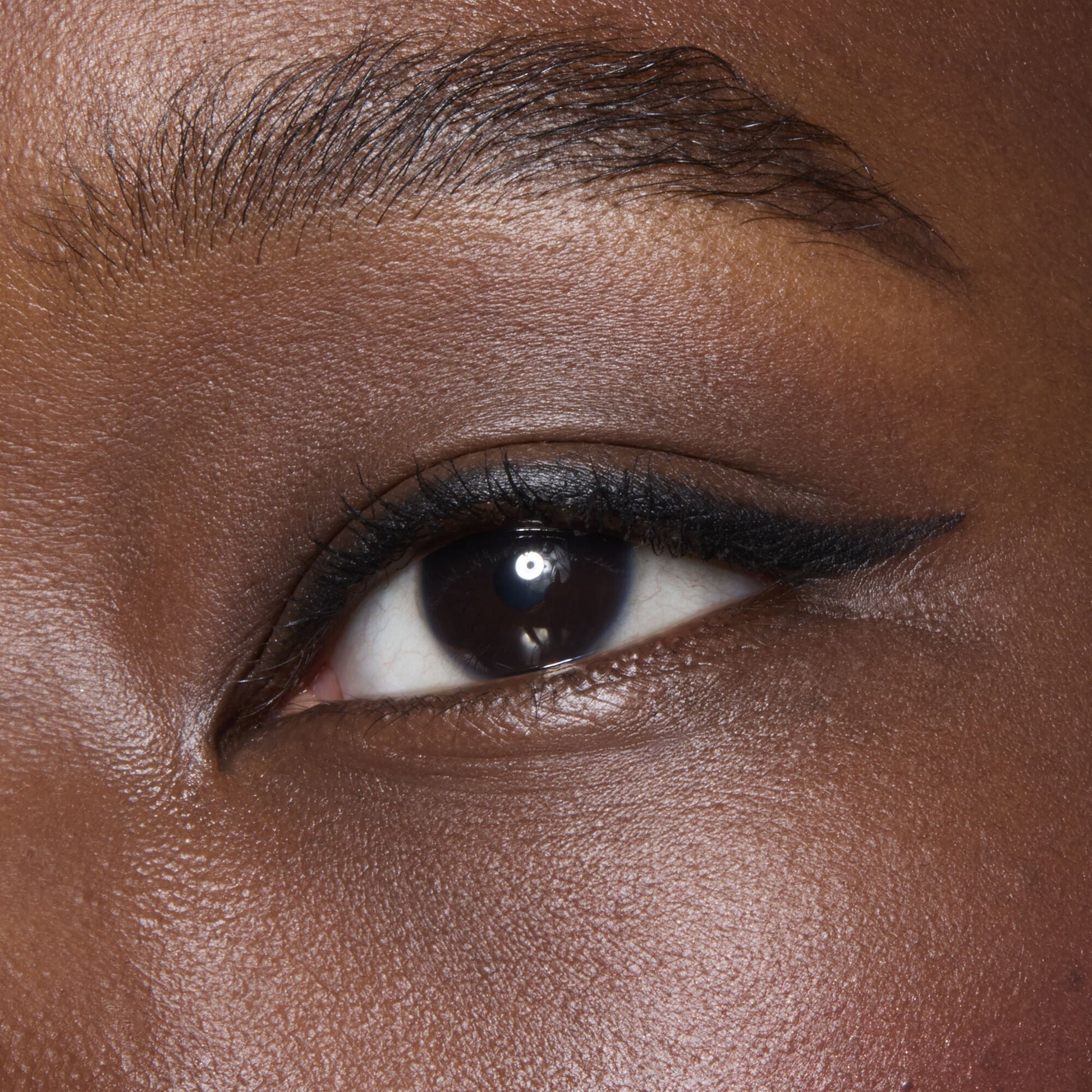 no-budge-retractable-eyeliner-l2 81330_NO_BUDGE_RETRACTABLE_EYELINER_BLACK_BILLIE_0062_V2.jpg