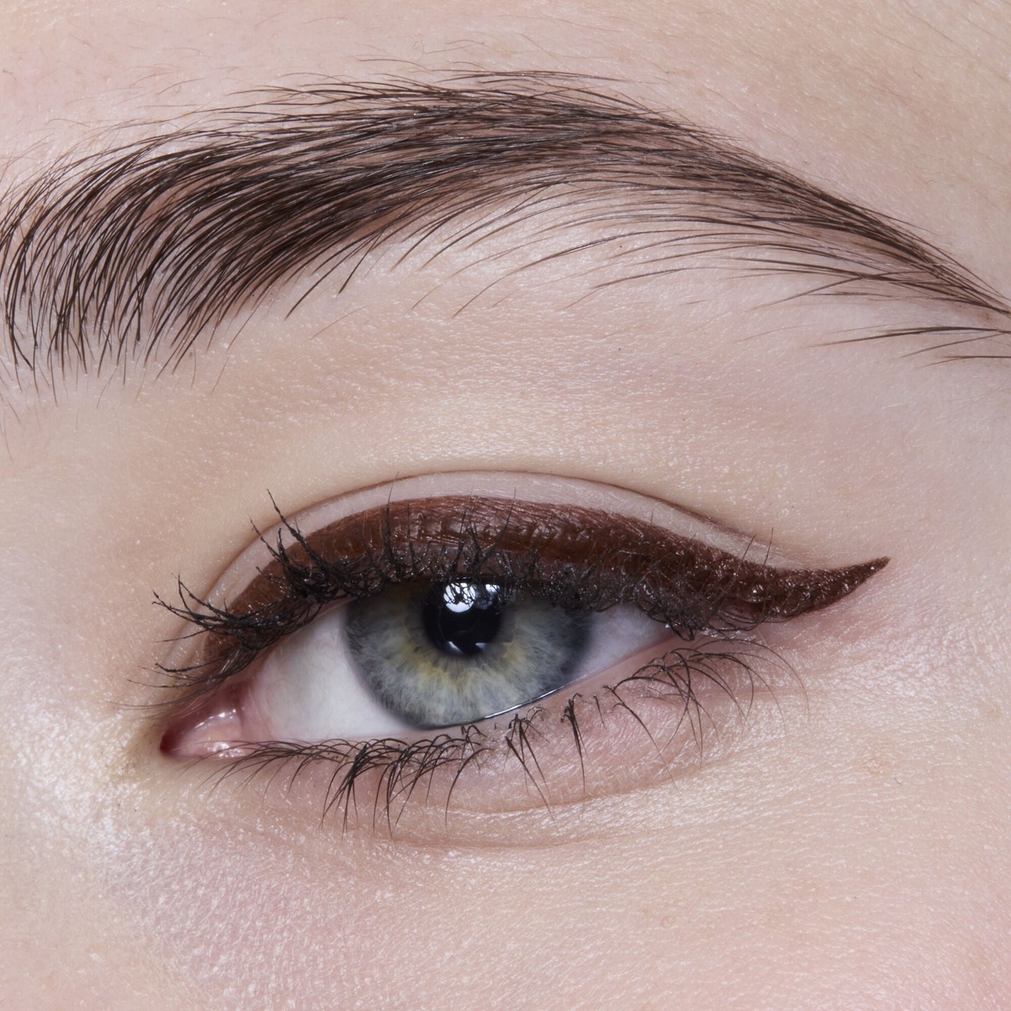 h2o-proof-eyeliner-pen-k4 81606_H20_PROOF_EYELINER_20PEN_CHESTNUT_MOM_BROWN_JORDAN_0029_v3.jpg