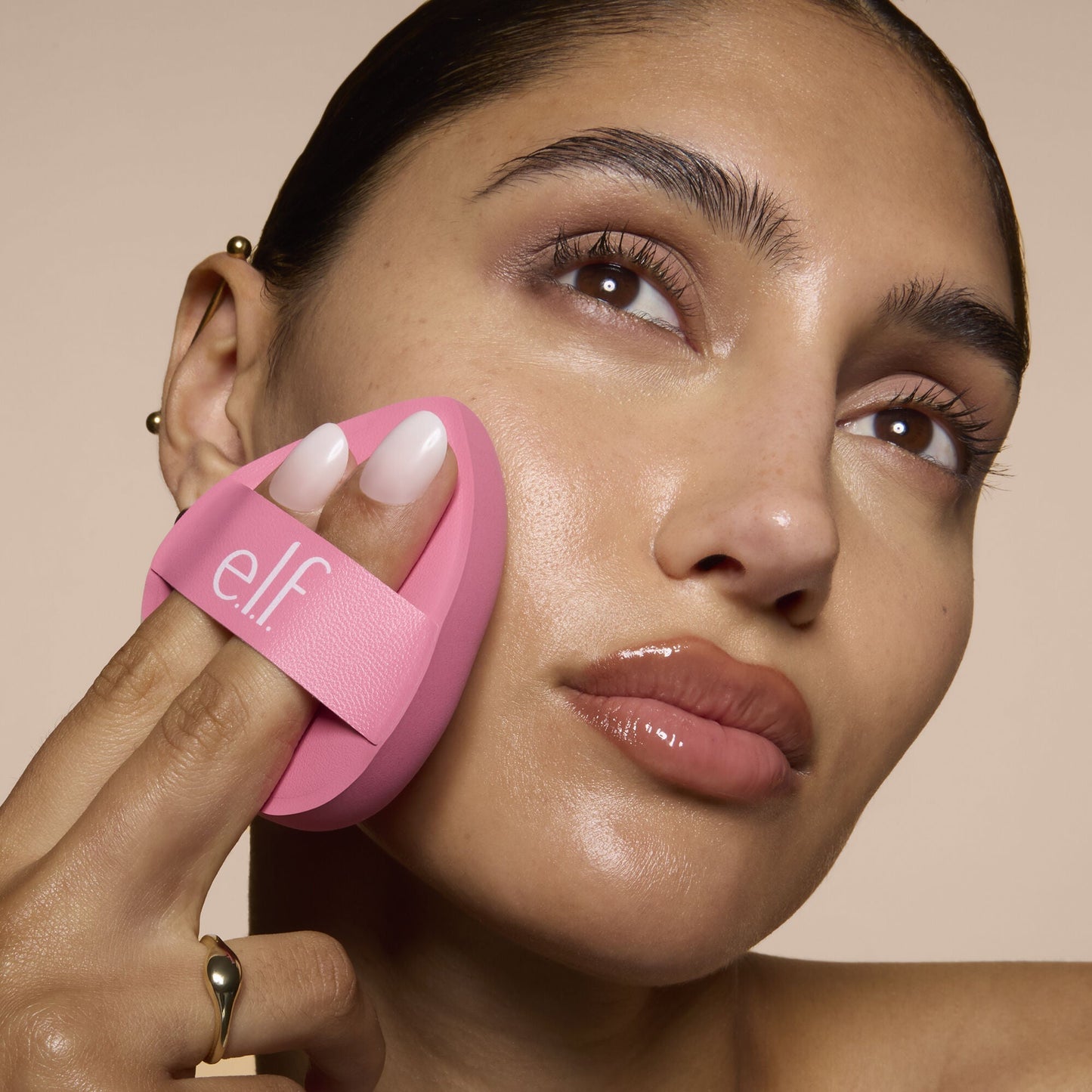 pillow-puff-foundation-sponge-z9 81838_MOM_PILLOW_PUFF_FOUNDATION_SPONGE_TOOL_SHOT_SONALI_0126_V2.jpg