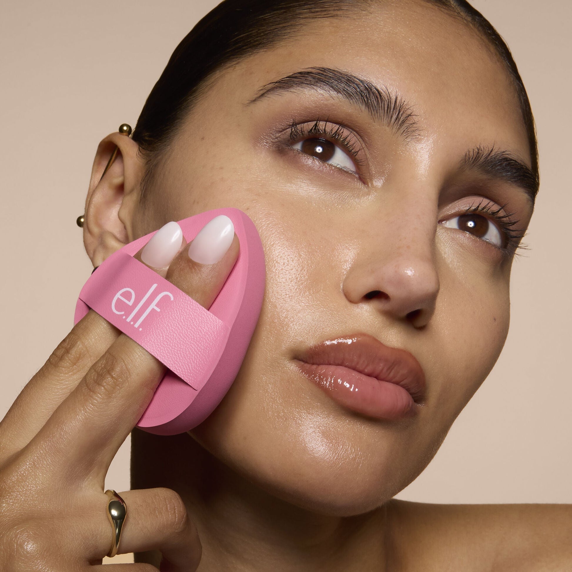 pillow-puff-foundation-sponge-z9 81838_MOM_PILLOW_PUFF_FOUNDATION_SPONGE_TOOL_SHOT_SONALI_0126_V2.jpg
