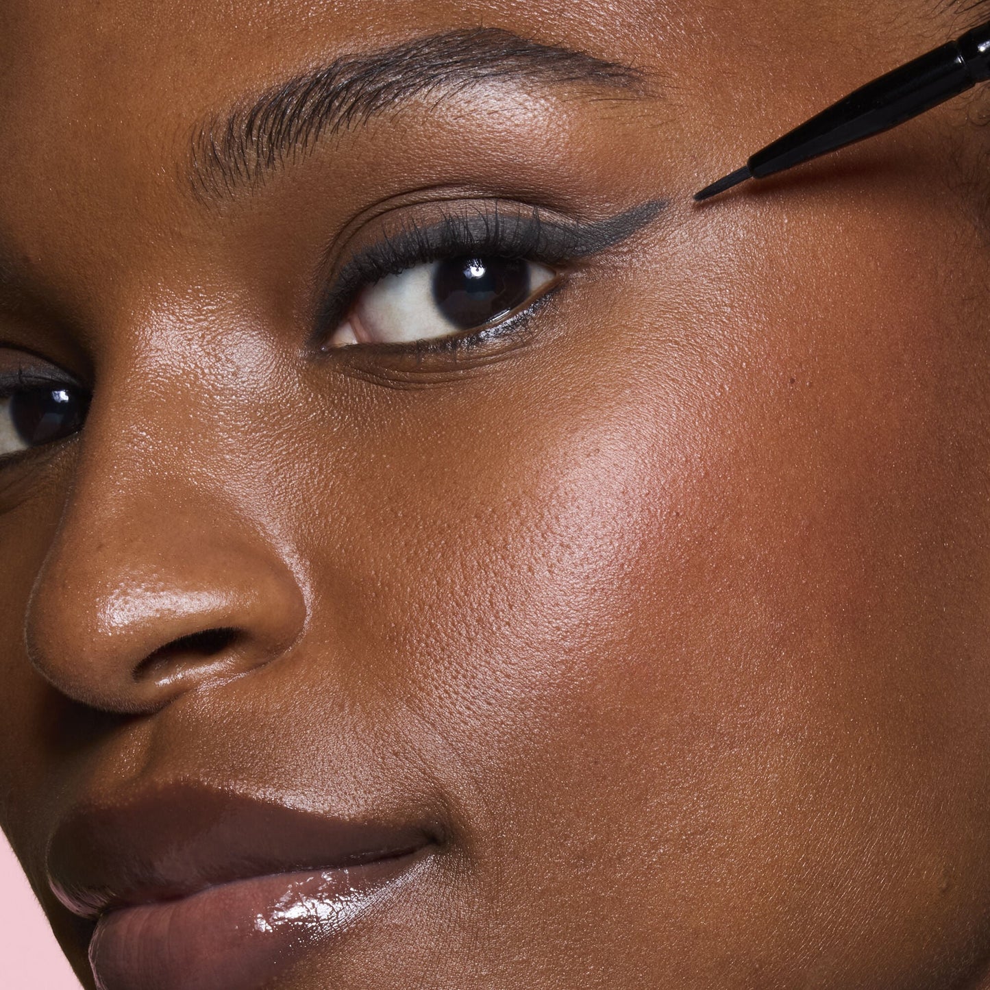 ultra-fine-eyeliner-brush-z5 81915_ULTRA_FINE_EYELINER_BRUSH_TOOL_SHOT_MOM_TSHECA_0120_v2.jpg