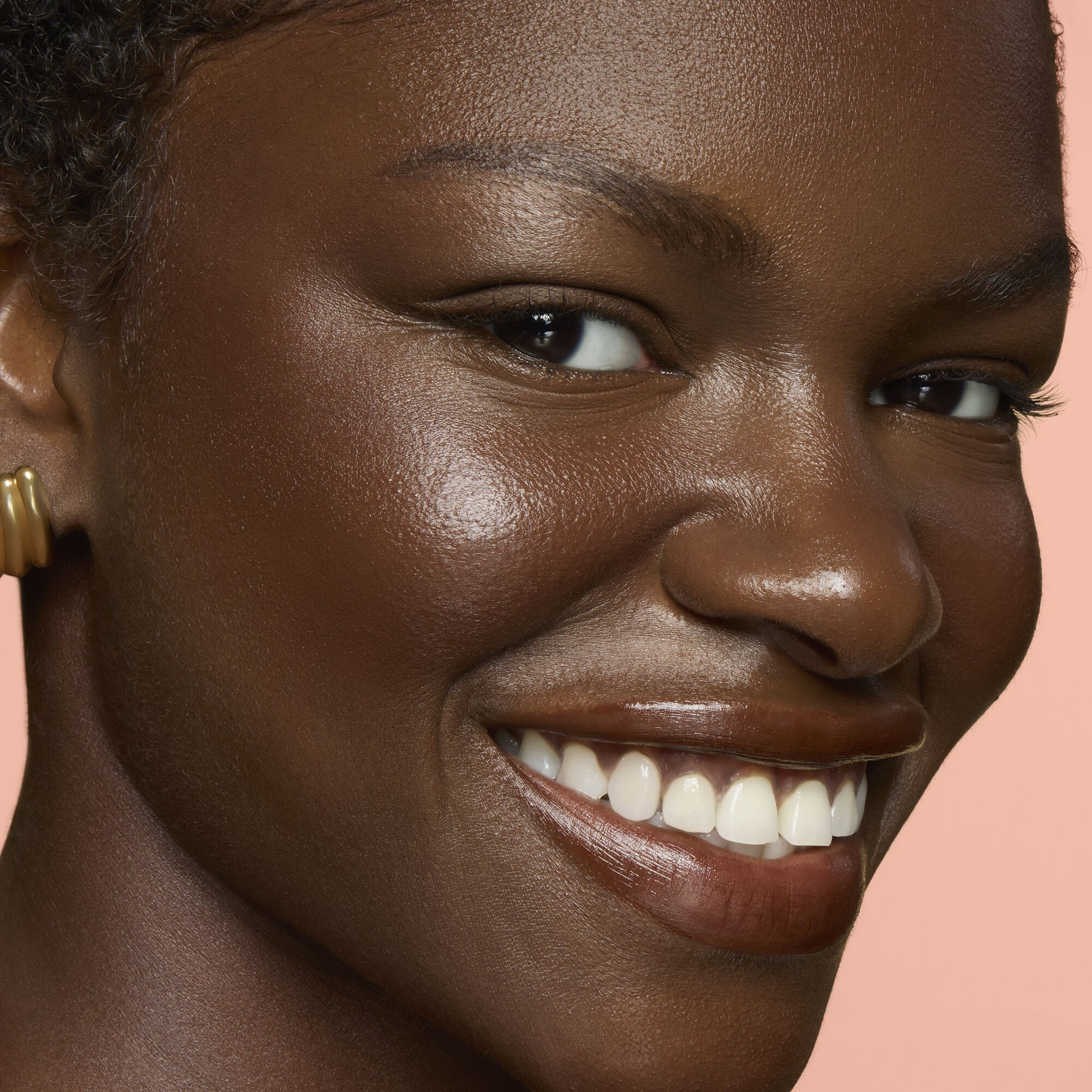 soft-glam-cream-bronzer-x6 82392_SOFT_GLAM_CREAM_BRONZER_STICK_DEEP_RICH_Annissia_0046_V4_912a498c-4101-4d82-9219-c530b3163a59.jpg