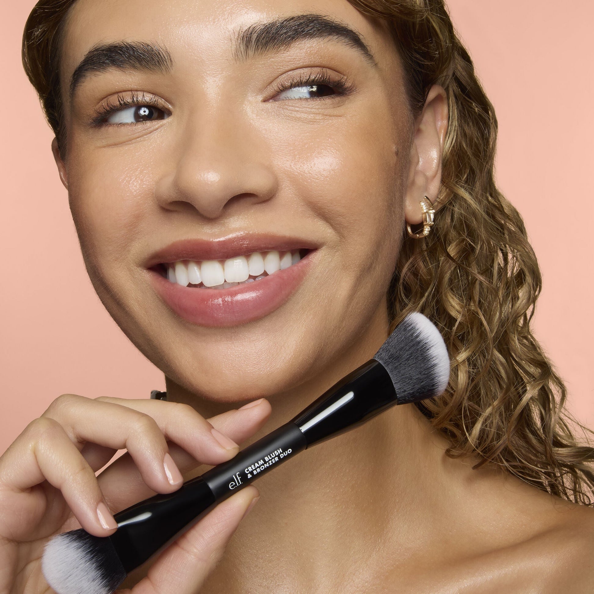 cream-blush-and-bronzer-duo-brush-r0 83857_CREAM_BLUSH_BRONZER_DUO_BRUSH_Q4_Alyssa_0103_V3_7510f340-cab5-4e94-b40f-1ad3f84fd183.jpg