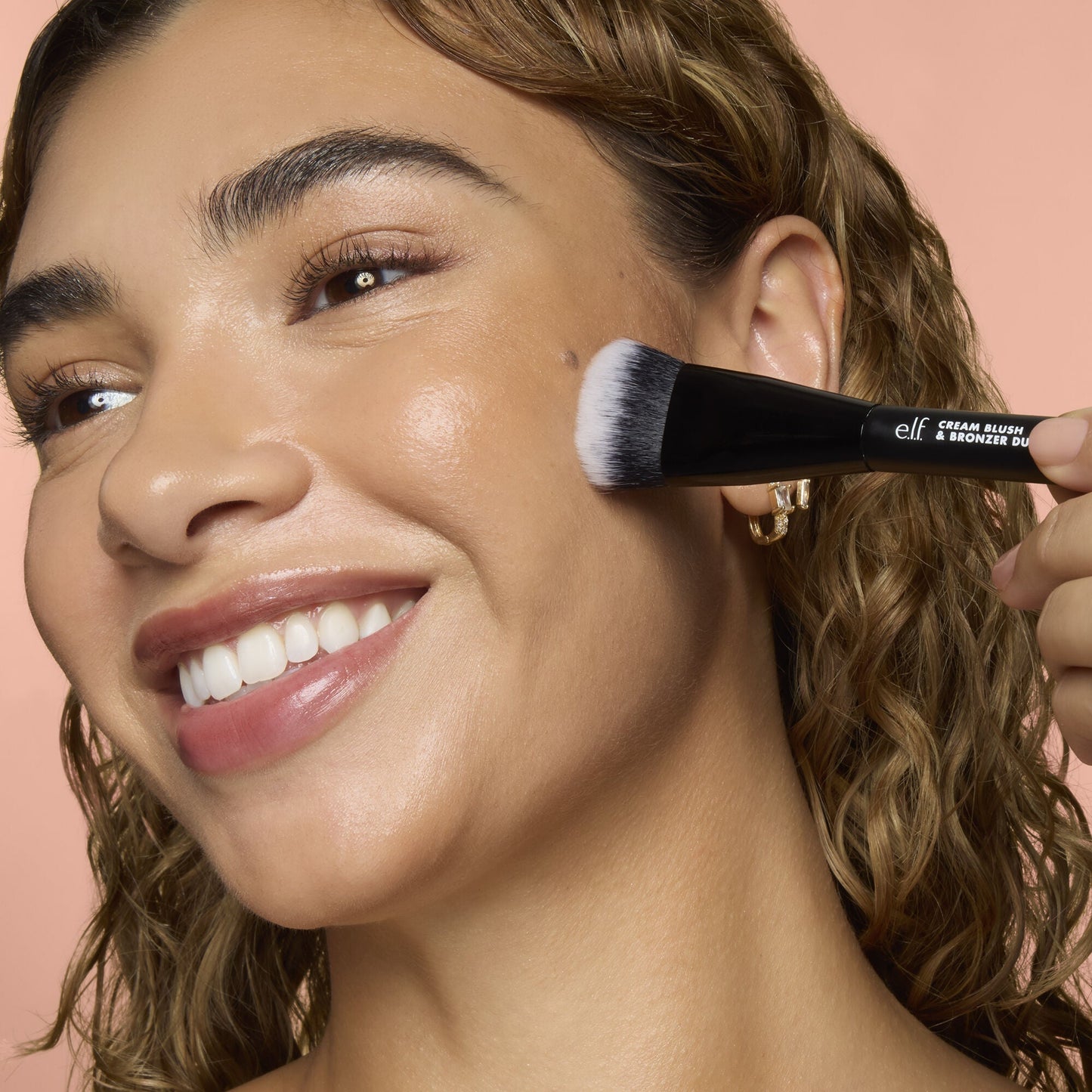 cream-blush-and-bronzer-duo-brush-r0 83857_CREAM_BLUSH_BRONZER_DUO_BRUSH_Q4_Alyssa_0173_V4_388aa08a-f9a4-4160-ae36-d9cdde1f6141.jpg
