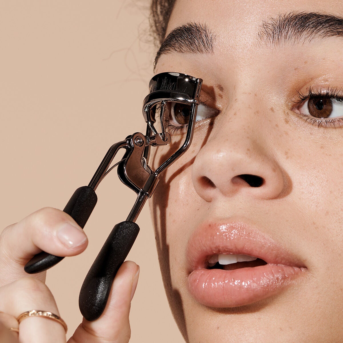 pro-eyelash-curler-k3 84067_ProEyelashCurler_Model.jpg