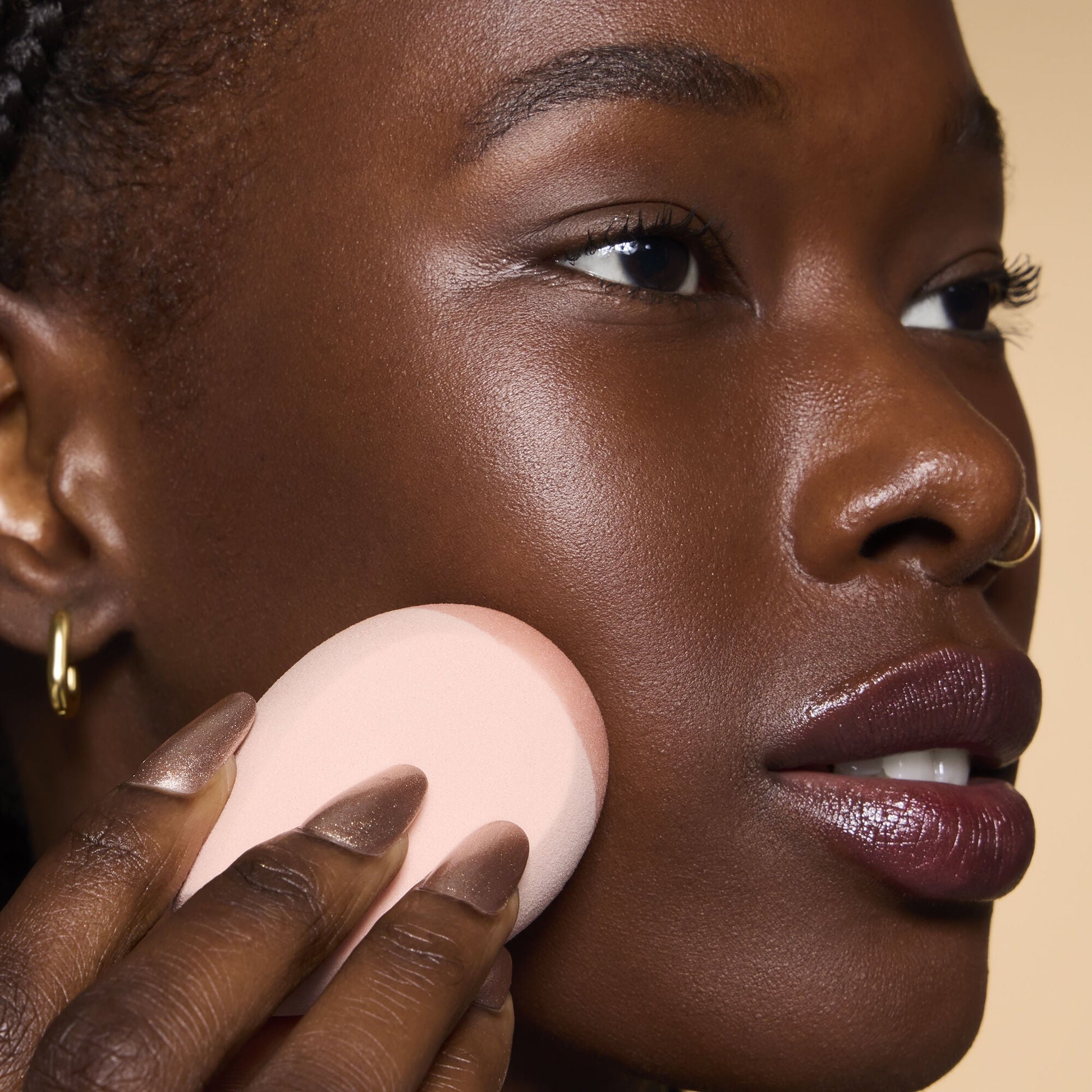 halo-glow-angled-silicone-face-sponge-r8 84235_HALO_GLOW_ANGLED_SILICONE_FACE_SPONGE_BILLIE_0078_V3.jpg