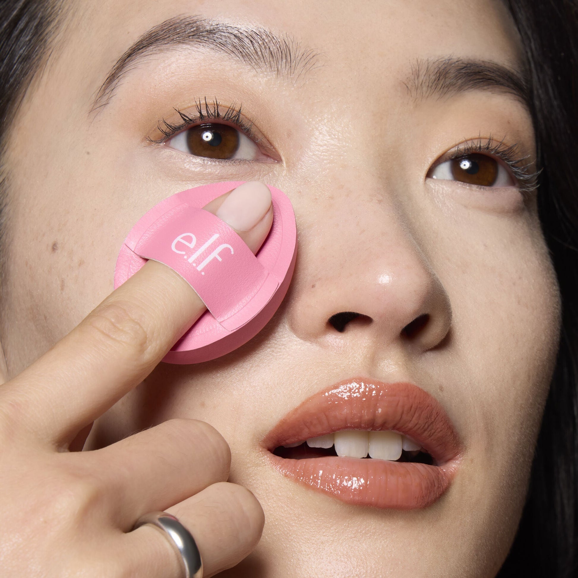 pillow-puff-concealer-sponge-h4 85120_MOM_PILLOW_PUFF_CONCEALER_SPONGE_TOOL_SHOT_SAKURA_V1_0095_V3.jpg